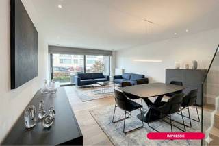 Ben je op zoek naar een volledig afgewerkt gelijkvloers appartement waar je direct in kunt trekken? Dit pand in Sint-Kruis is dan precies wat...