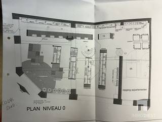 <p><span>Op zoek naar een handelszaak (of investeringspand) op een absolute topligging in het centrum van Diest?</span></p><p><span>Dit ruime handelspand op de hoek van de Koning Albertstraat en de Schaffensestraat biedt u alles wat u nodig heeft voor een zichtbare, vlot bereikbare en professionele uitvalsbasis.</span></p><p><span> </span></p><p><span>Topligging in bruisend centrum</span></p><p><span>Gelegen in de Koning Albertstraat, één van de drukbezochte handelsstraten in hartje Diest, geniet dit pand van:</span></p><p><span>+ Maximale visibiliteit dankzij de grote etalages (lopen ook door aan de zijde van de Schaffensestraat)</span></p><p><span>+ Veel passage van voetgangers en fietsers, én met de wagen goed bereikbaar</span></p><p><span>+ Een commerciële omgeving met diverse winkels, horeca en diensten in de onmiddellijke nabijheid</span></p><p><span>+ Het pand is reeds jarenlang verhuurd aan Klavertje-Vier (kantoorvakhandel, papierhandel en drukwerk), wat de commerciële waarde en de visibiliteit van deze locatie extra onderstreept.</span></p><p><span> </span></p><p><span>Ruime oppervlakte & moderne indeling</span></p><p><span>Met een benutbare oppervlakte van ca. 266 m² biedt dit pand heel wat mogelijkheden voor uiteenlopende handelsactiviteiten.</span></p><p><span> </span></p><p><span>Duplex-indeling met vide</span></p><p><span>+ Lift aanwezig, wat zorgt voor extra comfort en toegankelijkheid</span></p><p><span>+ Grote etalages over hoe hoekgebouw, ideaal voor productpresentatie en visuele marketing</span></p><p><span>+ Veel lichtinval en een open, uitnodigend karakter</span></p><p><span>+ Dankzij de combinatie van open ruimte, hoogte en de vide, kunt u hier zowel een winkelconcept, showroom, dienstverlenend kantoor als combinatie van retail & kantoor perfect realiseren.</span></p><p><span> </span></p><p><span>Ideaal als investering en toegankelijk voor diverse sectoren</span></p><p><span>Dit handelspand leent zich uitstekend voor onder meer:</span></p><p><span>- Detailhandel / speciaalzaak</span></p><p><span>- Boetiek of conceptstore</span></p><p><span>- Kantoor met onthaalfunctie</span></p><p><span>- Dienstverlenend of creatief beroep</span></p><p><span>- Showroom met adviesruimte</span></p><p><span>De bestaande commerciële invulling als drukwerk- en papierzaak bewijst dat dit een functionele en rendabele locatie is voor wie inzet op zichtbaarheid en bereikbaarheid.</span></p><p><span> </span></p><p><span>De huidige huurovereenkomst dient gerespecteerd te worden. Interessante opbrengst. Interessante investering. </span></p><p><span> </span></p><p><span>Interesse in dit handelspand in het centrum van Diest?</span></p><p><span>Neem contact op met Immo Diest voor meer informatie of een bezoek:</span></p><p><span> </span></p><p><span>Website: www.immodiest.be</span></p><p><span>Tel: +32 13 31 25 22</span></p><p><span>E-mail: <span>info@immodiest.be</span></span></p><p><span> </span></p><p><span>360° tour nu te bekijken op de website www.immodiest.be</span></p>