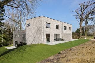 Woning in Herent - Paardenveldstraat: Unit D.3<br /><br />Welkom in Herent - laatste woningen! Deze unieke, eigentijdse woonbuurt aan de Paardenveldstraat bestaat uit moderne nieuwbouwwoningen omgeven door parkgebied. Buiten geniet je van een mooi terras en van een ruime, gedeelde parkzone. Binnen van een optimale indeling en een mooi uitzicht. Dankzij hun strakke, moderne vormgeving met donkere en lichte vlakken springen deze huis in het oog in het glooiende landschap dat deze buurt aan de Paardenveldstraat typeert. Deze groene buurt is ideaal gelegen en geniet van een rustige ligging, vlak bij Leuven. Elk huis beschikt over drie slaapkamers en twee parkeerplaatsen. De grote raampartijen zorgen voor veel lichtinval. De gemeenschappelijke tuin en het privéterras maken het plaatje compleet. Woning D.3 is een halfopen bebouwing met 3 slaapkamers met een vloeroppervlakte van 138m². Exclusief (verplicht aan te kopen): autostaanplaats.