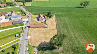 EERSTE BEZOEKDAG ZATERDAG 11/07 VAN 10U TOT 12U30 (enkel op afspraak!)<br /><br />AALTER - Hoeve met schuur op 1,4HA<br /><br />In het landelijke Aalter bevindt zich deze charmante hoeve op een prachtig perceel van circa 1,4 hectare. Een eigendom die rust, ruimte en tal van mogelijkheden combineert voor wie droomt van wonen in het groen.<br /><br />De woning beschikt op het gelijkvloers over een inkomhal, een woonkamer, een keuken, een praktische berging, drie slaapkamers, een badkamer en een aangename veranda met uitzicht op de omliggende natuur. Bovendien biedt de ruime zolderverdieping nog uitbreidingsmogelijkheden en kan deze volledig naar eigen wensen worden ingericht.<br /><br />Ook buiten heeft deze eigendom heel wat te bieden. De ruime schuur van ongeveer 145 m² vormt een ideale ruimte voor opslag of dierenliefhebbers.<br />Daarnaast is er een aparte garage aanwezig, wat zorgt voor extra comfort en functionaliteit.<br /><br />De combinatie van een royale grondoppervlakte, de aanwezige bijgebouwen en het uitbreidingspotentieel van de woning maakt van deze hoeve een unieke opportuniteit. Of u nu op zoek bent naar een landelijke woning, een plek voor het houden van dieren of gewoon wilt genieten van rust en vrijheid, deze eigendom biedt alle ingrediënten om uw woondroom waar te maken.<br /><br />Bij verdere vragen of om een bezoek te plannen, aarzel niet om ons te contacteren: 053/60.65.66<br /><br />De vermelde prijs is een richtprijs. Na ontvangst van de biedingen zal de verkoper beslissen of hij/zij de eigendom verkoopt aan het beste bod. De richtprijs is aldus niet bindend voor de verkoper. Voor meer info kunt u ons contacteren of het reglement raadplegen op onze website.