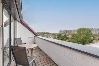 Vanop het terras geniet u hier van een prachtig wijds uitzicht! Dit gemeubeld appartement met 2 slaapkamers is gelegen op een domein met buitenzwembad, te midden van een oase van groen en rust.<br />Er is de mogelijkheid om een garagebox G60 bij te kopen à 40.000€.<br />EPC = 390 (Label D)<br />Op heden is dit pand verhuurd op jaarbasis en komt vrij per 15/10/2025