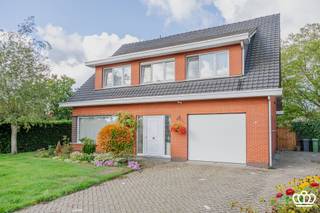 <p><span>Landelijk wonen in Kalmthout op een prachtig perceel van 2.500m² met onder meer lichtrijke leefruimte, vier slaapkamers, ingerichte keuken en inpandige garage.</span></p><p><span>0p zoek naar een ruime woning met karakter, privacy en volop mogelijkheden? Deze landelijke woning in Kalmthout is gelegen op een uitzonderlijk ruim en groen perceel en vormt een ideale basis voor wie rustig wil wonen en tegelijk zijn eigen woonideeën wil realiseren. </span></p><p><span>INDELING</span></p><p><span> </span></p><p><span>Gelijkvloers</span></p><p><span> </span></p><p><span>Bij het binnenkomen betreedt u de hal op tegelvloer. Naastgelegen bevindt zich de lichtrijke leefruimte onderverdeeld in twee zithoeken en een eetgedeelte. De ruime praktische leefkeuken kijkt uit over tuin. Verder beschikt men over een bijkeuken met voorzieningen voor wasmachine en droogkast. Vanuit hier bereikt men de inpandige garage met automatische toegangspoort. </span></p><p><span> </span></p><p><span>Op het gelijkvloers bevindt zich een apart toilet.</span></p><p><span> </span></p><p><span>Eerste verdieping</span></p><p><span> </span></p><p><span>De eerste beschikt over een ruime overloop, vier volwaardige slaapkamers en een ingerichte badkamer met ligbad, toilet en lavabo. </span></p><p><span> </span></p><p><span>Verder bereikt men door middel van een vlizotrap de ruime zolder welke eveneens geschikt is voor eventuele uitbreiding. </span></p><p><span>De woning is grotendeels onderkelderd met een kruipkelder, die onder meer interessant is voor het plaatsen van bijkomende isolatie.</span></p><p><span>Tuin</span></p><p><span>De privatieve tuin is een absolute troef. Dankzij de parkachtige uitstraling, de volwassen groene omgeving en de royale oppervlakte geniet u hier van ruimte en volledige privacy. Achteraan het perceel bevindt zich een grote moestuin, volwassen fruitbomen waaronder druivelaars en vijgenbomen, een grote serre en een ruim kippenren. De tuin beschikt bovendien over een garagebox en tuinhuis, ideaal voor opslag. </span></p><p><span>Vooraan de woning is er voldoende parkeergelegenheid.</span></p><p><span>Een woning met mogelijkheden. </span></p><p><span>Deze eigendom combineert een landelijke ligging met een uitzonderlijk ruim perceel en een goede bestaande structuur. De woning is instapklaar wat betreft onderhoud, maar biedt tegelijk de vrijheid om de afwerking en inrichting volledig aan uw eigen smaak en woonwensen aan te passen.</span></p><p><span>Het dak is geschikt voor zonnepanelen, die vanaf het middaguur de rest van de dag in vol zonlicht staan.</span></p><p><span>Een interessante opportuniteit voor wie op zoek is naar ruimte, privacy en een groene woonomgeving in Kalmthout.</span></p><p><span>03 666 30 66 | <span>info@allure-re.com</span></span><span> | <span>www.allure-re.com</span></span><span> </span></p>