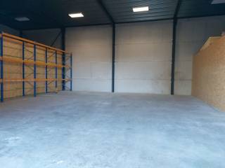 Opslagplaats van ca. 190m² met automatische sectionale poort, goede verbinding met E313.Indeling en omschrijving;Opslagplaats/werkplaats van ca...