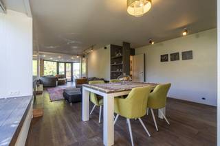 In de Roggelaan 54 in Kortrijk staat een ruim huis te koop dat uitblinkt in licht en ruimte. Deze gezinswoning biedt veel potentieel voor wie een huis wil kopen in Kortrijk en houdt van een vlotte bereikbaarheid.Indeling van het huis:* inkomhal met apart toilet * lichtrijke leefruimte met zicht op de tuin en vooraan een apart bureau (af te sluiten)* praktische aparte keuken aan zijkant van de living* vier slaapkamers op de verdieping (1 op heden dienstig als dressing)* op te frissen badkamer* volledig onderkelderd met veel bergruimte en mogelijkheden voor hobby of opslag *grote tuin achteraan, geschikt voor gezinnen die houden van buitenruimteMet wat aandacht en creativiteit laat je dit huis in Kortrijk opnieuw schitteren. Het vormt de ideale kans om de ruimtes te personaliseren en er een gezellige gezinswoning van te maken.De Roggelaan is bijzonder interessant voor wie waarde hecht aan mobiliteit: het ziekenhuis AZ Groeninge ligt vlakbij en de E17 en R8 zorgen voor een snelle verbinding richting Gent, Lille of de kust.Dit huis te koop in Kortrijk combineert licht, ruimte en een uitstekende ligging. Het is een unieke opportuniteit voor gezinnen die een huis willen kopen in Kortrijk en zoeken naar vastgoed met potentieel.Wil je een huis kopen in Kortrijk of ben je benieuwd naar ander immo in Kortrijk? Ontdek het volledige aanbod huizen te koop bij Dewaele en vind de woning die bij jou past.