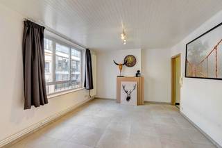 <p>Te koop: gezellig appartement in het centrum van Tienen, op wandelafstand van scholen, winkels en openbaar vervoer.</p><p><br /></p><p>Bekijk het appartement hier alvast volledig virtueel zowel vanbinnen als vanbuiten.</p><p><br /></p><p>Dit appartement, gebouwd in 1954, biedt een praktische indeling en een centrale ligging in de woonkern van Tienen. Dankzij de nabijheid van invalswegen en het ziekenhuis is het een ideale uitvalsbasis voor wie comfort en bereikbaarheid belangrijk vindt. Het terras biedt een buitenruimte, terwijl de kelder extra bergruimte voorziet.</p><p><br /></p><p>Belangrijkste ruimtes:</p><ul><li>Woonkamer met voldoende lichtinval en toegang tot het terras</li><li>Keuken met spoelbak, keramische kookplaat, dampkap en kasten met toestellen</li><li>1 slaapkamer</li><li>inkomhal</li><li>Kelder voor extra opslag</li><li>Terras als buitenruimte</li></ul><p><br /></p><p>Troeven:</p><ul><li>Centrale ligging in het hart van Tienen</li><li>Nabij scholen, openbaar vervoer en ziekenhuis</li><li>Praktische indeling met terras en kelder</li><li>Ideale optie in plaats van te huren.</li></ul><p><br /></p><p>Neem vandaag nog contact op met je ERA-makelaar voor een bezoek.</p><p><br /></p><p>JOUW DROOMAPPARTEMENT. ZO GEVONDEN!</p>