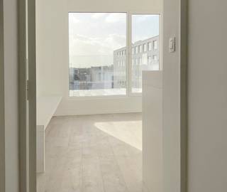 Bent u op zoek naar een gezellig, modern en instapklaar appartement in het centrum van Mechelen? Dit smaakvol gerenoveerde pareltje op de vijfde verdieping biedt u de perfecte mix van stedelijk comfort en rust. Dankzij de ligging geniet u zowel aan de voor- als achterzijde van prachtige, verre verzichten. Bovendien bevindt het gebouw zich op een boogscheut van het station, wat dit de ideale uitvalsbasis maakt.<br /><br />Dit knusse appartement omvat: inkom, toilet apart, berging met mogelijkheid aansluiting wasmachine, living met open keuken (volledig ingericht met oa frigo en vaatwas) en toegang tot een super groot, zonnig terras van 12m2 met ver-zicht, slaapkamer met badkamer (douche en lavabo). <br />Er is een kelderberging aanwezig. <br /><br />Het volledige gebouw werd grondig vernieuwd en de elektriciteit is volledig conform gekeurd. Er is een lift aanwezig in het gebouw (deze gaat tot de 4e verdieping, de laatste verdieping bereikt u via de trap). Dit appartement is perfect geschikt voor één persoon.<br /><br />Provisie gemeenschappelijke kosten: 50 euro per maand<br />Provisie verbruik gas (verwarming): 75 euro per maand<br />Dit leuke appartementje is geschikt voor 1 persoon<br />Appartement beschikbaar vanaf 1/11/202 mits inachtneming huurders<br /><br />Stuur bij interesse een mailtje naar info@immosir.be en we spreken snel af!