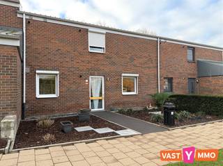 <p><span>Deze aangename woning is rustig gelegen op een perceel van 229 m², vlakbij het centrum van Wuustwezel. Winkels, scholen en openbaar vervoer bevinden zich op korte wandelafstand, terwijl u hier toch volop geniet van rust.</span></p><p><span> </span></p><p><span>Indeling</span></p><p><span> </span></p><p><span>Gelijkvloers</span></p><p><span>Via de inkomhal met gastentoilet komt u in de leefruimte. Deze voelt zeer open en lichtrijk aan en sluit mooi aan op de keuken en de tuin. De vernieuwde keuken is praktisch ingericht en uitgerust met een inductiekookplaat, dampkap, oven, microgolfoven, vaatwasser en voorziet ruimte voor een Amerikaanse koelkast. Aansluitend bevindt zich de wasplaats met achterinkom.</span></p><p><span> </span></p><p><span>Eerste verdieping</span></p><p><span>De spiraaltrap in de leefruimte brengt u naar de ruime nachthal, waar voldoende plaats is voor een grote kast of een bureauruimte. Verder vindt u hier drie slaapkamers (15 m², 13 m² en 8 m²), een badkamer (3 m²) en een apart toilet.</span></p><p><span> </span></p><p><span>Tuin</span></p><p><span>De gezellige, zuidwestgerichte tuin is volledig omheind, zonnig en bijzonder onderhoudsvriendelijk. Achteraan bevinden zich een tuinberging en een extra ruimte die kan worden ingericht als hobbyruimte of extra opslag.</span></p><p><span> </span></p><p><span>Garage</span></p><p><span>Bij de woning hoort een aparte garage met manuele kantelpoort. </span></p><p><span> </span></p><p><span>Extra: </span></p><p><span>Rustige, maar zeer centrale ligging - extra aandacht met speelruimte voor kinderen in de directe omgeving - drie slaapkamers - zonnige tuin</span></p><p><span>Beschikbaarheid in overleg met de verkoper. </span></p>