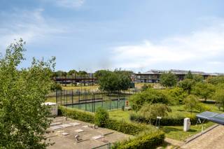 Deze ruime instapklare gezinswoning met 4 slaapkamers aan het Voorhavenpark wordt exclusief aangeboden via Access Estate! <br />BEZOEK OP AFSPRAAK!<br />Maak jouw afspraak via 0472 60 91 51 (telefoon, sms of Whatsapp).<br /><br />Deze gezinswoning bevindt zich in een dynamische en sterk evoluerende buurt, vlakbij de Nieuwe Dokken, en combineert een rustige, groene omgeving met een uitstekende bereikbaarheid naar het historische stadscentrum. Dankzij de gunstige ligging geniet u van een vlotte verbinding met zowel de wagen als het openbaar vervoer. Winkels, scholen, horeca en recreatiemogelijkheden bevinden zich bovendien op wandel- en fietsafstand.<br /><br />De woning onderging de voorbije jaren een grondige renovatie, waarbij de laatste werken werden uitgevoerd in 2020. Hierbij werd gekozen voor kwalitatieve en duurzame materialen, wat resulteert in een instapklare woning met een uitstekende energieprestatie (EPC-label B).<br /><br />Via de inkomhal bereikt u de ruime en lichtrijke leefruimte, bestaande uit een gezellige zithoek met sfeervolle gashaard en een ruime eetplaats. Aansluitend bevindt zich de volledig vernieuwde, moderne keuken met kookeiland en kwalitatieve inbouwtoestellen, die het hart van de woning vormt. Op het gelijkvloers vindt u daarnaast een praktische wasplaats met maatwerkkasten en een badkamer, uitgerust met een ligbad met douchevoorziening, een wastafel en een toilet. Ten slotte is er nog een overdekte koer aanwezig. <br /><br />De eerste en tweede verdieping bieden elk twee ruime, volwaardige slaapkamers, goed voor in totaal vier slaapkamers. Vanuit de achterste slaapkamer op de tweede verdieping bereikt u via een zolderluik de ruime, beloopbare zolder, die tal van mogelijkheden biedt als extra bergruimte.<br /><br />Troeven:<br />• Instapklare gezinswoning <br />• Uitstekende energieprestatie <br />• Gelegen tegenover het groene Voorhavenpark <br />• Vier volwaardige slaapkamers<br /><br />Keuringen:<br />• Asbestattest: Asbestveilig<br />• EPC : label B<br />• Elektrische installatie: conform <br /><br />Heb je interesse in deze instapklare woning met een uitstekende ligging, nabij het centrum van Gent?<br />Contacteer ons vandaag nog en verzeker je van een plaats op de bezoekdag!