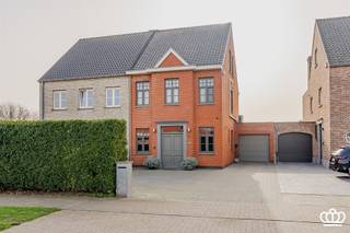 Energy efficient semi-open building near the center of Stabroek including open living space with access to the garden, equipped kitchen, 4 bedrooms,...