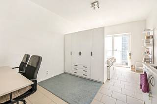 Quares - TREVI Groep presenteert :<br />Op zoek naar een slimme investering of een eigen stek in Antwerpen? Deze lichtrijke studio van 33 m² in de Ellermanstraat, op de 9de verdieping, combineert comfort met een topligging. De ruimte is praktisch ingedeeld met een open leef- en slaapgedeelte, bemeubeld met kast, bureau, tweepersoonsbed en gordijnen. De keuken is voorzien van voldoende kastruimte, ingewerkte oven, lavabo, dampkap, en kookvuur. Dankzij de onderhoudsvriendelijke tegelvloer en de aparte berging voor wasmachine en droogkast geniet je van extra gemak. Het terras en het open uitzicht zorgen voor een ruim en rustig gevoel.<br /><br />De studio is momenteel nog verhuurd tot en met augustus en is meteen instapklaar of perfect voor verhuur.<br /><br />Gelegen op wandelafstand van Park Spoor Noord, scholen, winkels en horeca, met tram, bus en belangrijke invalswegen vlakbij, geniet je hier van een uitstekende bereikbaarheid én groen in de buurt. Een compacte topper met grote troeven!<br /><br />TROEVEN:<br />-Gunstig EPC (A)<br />-Extra privatieve opbergruimte in de gang<br />-Conforme elektrische keuring<br />-Uitstekende locatie<br />-Lichtrijk<br />-Terras<br />Voor meer info, zie www.quares.be