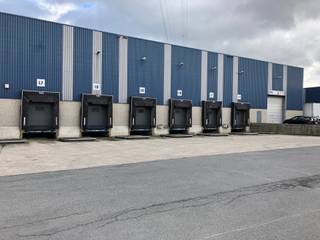 Premium bedrijvenlocatie langs de E17 in Sint-Niklaas, uitstekend zichtbaar en vlot bereikbaar. 30.000 m², inclusief nieuwbouw met inpandige...