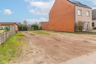 Dit mooi, ruim perceel voor half open bebouwing van 469m² is gelegen in het centrum van Dessel.Troeven:- Gronddiepte 44 meter- Winkels op...