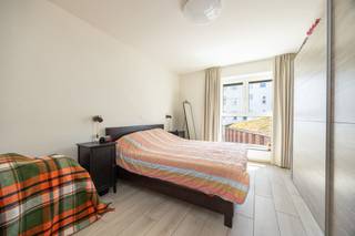 Steeds goed onderhouden (vanaf 2016 tot heden) biedt deze serviceflat veel mogelijkheden op wandelafstand van de Markt van Geel, horeca, winkels en openbaar vervoer.<br />Aangename look &amp; feel in een rustige omgeving. Het appartement maakt deel uit van een kleine groep van in totaal 24 assistentiewoningen, erkend conform de strenge wettelijke normen van de overheid met kwalitatieve dienst- en zorgverlening. In de nabije omgeving is er veel parkeergelegenheid.<br /><br />INDELING: Inkomhal - 2 ruime slaapkamers op parketvloer - badkamer met lavabomeubel, inloopdouche en toilet - ruime leefruimte op parketvloer met open keuken voorzien van alle comfort: dubbele spoelbak, frigo, combi-oven, aansluiting wasmachine, elektrisch vuur en dampkap.<br />Vanuit de leefruimte is er rechtstreeks toegang tot het zonnige terras van 10m².<br /><br />BIJZONDERHEDEN: P&amp;G score A - EPC: 86 UC3915536 - persoonlijk alarmsysteem, 24/24 u permanentie - op gelijkvloers gemeenschappelijke ruimte met cafetaria.<br />Meer info? Bel 03 361 51 51 of via info@yvesvanpelt.be