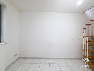 <strong><strong>BRUSSEL: Gelegen in de Anneessenswijk en nabij het openbaar vervoer, appartement met 1 slaapkamer van ±45 m², gelegen aan de achterzijde van het gelijkvloers. Het appartement bestaat uit een woonkamer van ±9 m², een douchekamer met toilet, een volledig uitgeruste keuken (oven, kookplaat en dampkap), een eetkamer, een zuidoostgericht terras van ±11 m², een slaapkamer van ±9 m² op de verdieping en een kelder. Kosten: voorschot van 50€/maand, inclusief de gemeenschappelijke delen en koud water. EPC: G Onmiddellijk beschikbaar.<br /><br /></strong></strong>
<p><u>Aan de achterzijde van het gelijkvloers:</u></p>
<ul>
<li>Woonkamer ±9 m²</li>
<li>Douchekamer met toilet</li>
<li>Volledig uitgeruste keuken (oven, kookplaat en dampkap)</li>
<li>Eetkamer</li>
<li>Zuidoostgericht terras ±11 m²</li>
<li>Slaapkamer ±9 m² op de verdieping</li>
<li>Kelder</li>
</ul>