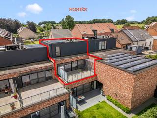 Graag stellen wij u dit duplex-appartement met 3 slaapkamers voor. De woonst bevindt zich op een uiterst centrale locatie, op wandelafstand van het dorpscentrum met diverse voorzieningen zoals restaurant In De Molen, Louis Delhaize, een bakker, een frituur en openbaar vervoer,…. Het appartement is gelegen op de bovenste verdieping en maakt deel uit van een recent (2016), kleinschalige en welonderhouden residentie. Het kenmerkt zich door een kwalitatieve en tijdloze afwerking, waarbij zowel comfort als energiezuinigheid centraal staan. Dankzij de raampartijen geniet de leefruimte van een ruimtelijk gevoel en een overvloed aan licht, met naadloze toegang tot het ruime terras, een absoluut pluspunt. De volledig uitgeruste keuken sluit harmonieus aan bij de leefruimte. Verder beschikt het appartement over 2 bergings en een lift die uitkomt op het slaapverdiep - een bijzonder praktisch voordeel voor een duplex. Het slaapgedeelte omvat 3 ruime slaapkamers, een bureau, een moderne badkamer met zowel ligbad als inloopdouche , en een apart toilet. Dankzij de aanwezigheid van zonnepanelen en het comfort van vloerverwarming aangedreven via een warmtepomp, geniet u hier van een energiezuinige en toekomstgerichte woonoplossing. Bijkomende troeven zijn de lage maandelijkse lasten, het gunstige EPC-label, aanwezigheid van een fietsenstalling en een lift. <em>** Optioneel bij aan te kopen: ondergrondse parking & kelderberging (€30.000) **</em>info@homies.be of 016 22 82 22.