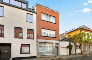 <p>Opbrengsteigendom te koop – Volledig gerenoveerd, toplocatie nabij Plantin Moretuslei &amp; Centraal Station Antwerpen</p><p>Investeerders opgelet! Dit recent volledig gerenoveerde en gemeubeld aangeboden opbrengsteigendom is instapklaar, uiterst verhuurbaar én levert een aantrekkelijk rendement van ca. 7%.<br />Het gebouw is administratief gekend als één woning, maar werd functioneel ingedeeld in 4 afzonderlijke units: ideaal voor werklui, expats en jonge professionals.</p><p>Indeling van het gebouw<br />- Gelijkvloers: 2 moderne studio’s<br />- 1e verdieping: 1 stijlvol appartement<br />- 2e verdieping: 1 lichtrijk appartement</p><p>Technische troeven<br />- EPC-label B<br />- Elektriciteit conform<br />- Volledige recente renovatie (technieken, keuken, sanitair, vloeren, ramen, …)<br />- Wordt gemeubeld verkocht – direct verder te verhuren</p><p>Huidige huurinkomsten<br />Volledig verhuurd met een huuropbrengst van €3.200/maand (incl. nutsvoorzieningen).<br />Dit resulteert in een stabiele opbrengst van ongeveer 7%.</p><p>Locatie<br />Topligging nabij de Plantin Moretuslei en op wandelafstand van het Centraal Station. Zeer geliefd bij huurders dankzij de mobiliteit, voorzieningen en snelle verbindingen.</p><p>Interesse? Neem gerust contact op voor meer informatie of een bezichtiging: info@markasa.be of 03/827.72.92</p><p><span><span> </span></span></p><p> </p>