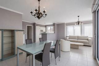 <p>Dit lichtrijke en ruime hoekappartement is uitstekend gelegen op wandelafstand van het centrum van Eernegem en bevindt zich op de eerste verdieping van de verzorgde Residentie Concordia.<br /><br />Dankzij de vele raampartijen, de rustige ligging en de twee zonnige terrassen geniet u hier van een aangename woonbeleving met veel natuurlijk licht en optimaal comfort.<br /><br />Indeling van dit energiezuinige appartement:<br /><br />Inkomhal met gastentoilet<br />Ruime en luchtige leefruimte met geïnstalleerde open keuken<br />Zonneterras aan de leefruimte, uitgerust met zonnescreen<br />Twee volwaardige slaapkamers, waarvan één met toegang tot het terras achteraan<br />Achterterras met aanwezige nutsvoorzieningen (water en elektriciteit)<br />Praktische berging met aansluiting voor wasmachine en droogkast<br />Comfortabele badkamer voorzien van ligbad, douche en badkamermeubel<br /><br />Extra troef: in de kelderverdieping is er een ruime garagebox.<br /><br />Interesse? Contacteer ons voor meer informatie of een bezoek via mail aub : info@immoseed.be</p>