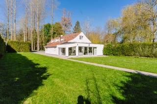 <p>LIGGING<br /><br />Welkom in Heilsborre 28 in Asse, waar luxe wonen, absolute rust en een goede bereikbaarheid samenkomen. Deze unieke villa bevindt zich in een gegeerde, residentiële buurt en ligt verscholen op een uitzonderlijk perceel van maar liefst <strong>5.884 m²</strong>. Hier geniet u van maximale privacy en een groen kader, op slechts enkele minuten van Brussel. Dankzij de nabijheid van de <strong>N9, E40 en openbaar vervoer</strong> bereikt u vlot elke bestemming.<br /><br />INDELING<br /><br />Deze <strong>landelijke villa </strong>met een bewoonbare oppervlakte van <strong>214 m²</strong> verwelkomt u met een lichtrijke leefruimte en open keuken. Grote raampartijen zorgen voor een overvloed aan natuurlijk licht en een mooi zicht op de tuin. Aansluitend bevindt zich een tweede gezellige leefruimte met praktische bijkeuken.<br /><br />Op het gelijkvloers vindt u verder een eerste slaapkamer, een badkamer en een gastentoilet – ideaal voor gelijkvloers wonen of gastenverblijf.<br /><br />Deze villa is gelegen op een <strong>perceel van 5884 m² met een zuidoostelijke oriëntatie</strong>, perfect voor liefhebbers van rust en natuur. Het <strong>privaat park</strong> biedt diverse ontspanningsmogelijkheden, waaronder sfeervolle zitjes, meerdere terrassen en verschillende plekken om tot rust te komen. Het perceel heeft een mooi open zicht, waardoor u volledig kunt genieten van de ongerepte <strong>natuur en privacy</strong>.<br /><br />Op de eerste verdieping bevinden zich <strong>drie slaapkamers</strong> en een tweede badkamer. <br /><br />TROEVEN</p>
<ul>
<li>Prachtig perceel van 5.884 vierkante meter</li>
<li>Energiezuinige woning</li>
<li>Volledige privacy</li>
</ul>
<p><strong>Mis deze kans niet</strong>! Neem vandaag nog contact op met Bram via <strong>+32 471 76 90 50</strong> om een afspraak in te plannen.</p>
