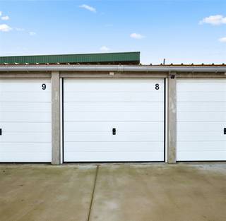 Deze onmiddellijk beschikbare garagebox 8 heeft een binnenafmeting van circa 2,75 m breed x 5,65 m diep en is geschikt voor de meeste wagens. In...