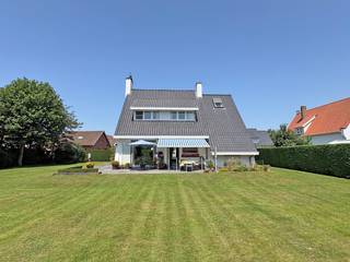 Deze charmante en zongerichte villa geniet van een bijzonder rustige ligging, op slechts enkele minuten wandelen van het centrum van Koksijde. De woning is gelegen op een prachtig en royaal perceel van maar liefst 1.448 m², waardoor u geniet van een uitzonderlijk gevoel van ruimte. Dankzij het ruime perceel, de rustige omgeving en de uitstekende ligging beschikt deze villa over bijzonder veel potentieel. Mogelijkheid tot aankoop van aanpalend perceel bouwgrond van 800m² (448.000 euro).  Ref. K-76
