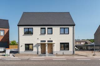 <p>Gelegen aan de Steenweg op Kleine Brogel in Bocholt, verwelkomt deze halfopen gezinswoning u in een warme en uitnodigende omgeving. Met een bewoonbare oppervlakte van 142 m² biedt deze woning voldoende ruimte voor een gezin dat comfort en gezelligheid waardeert. De woning, gebouwd in 1973, werd volledig gerenoveerd. De praktische indeling omvat onder andere een ruime keuken, een comfortabele woonkamer en vier royale slaapkamers.<br /> </p>
<p>Deze woning beschikt tevens over een badkamer en twee toiletten, wat bijdraagt aan het dagelijks comfort. De nabijheid van een parkeerplaats maakt het eenvoudig om uw voertuig veilig te stallen. Het perceel biedt de mogelijkheid om buiten te genieten van de groene omgeving en de rust van de buurt. <br /><br />Pluspunten:<br /><br />Volledig gerenoveerd<br />Ruime woning<br />Zeer praktische indeling<br />Veel lichtinval<br /><br /> </p>
<p>Heeft u interesse om deze charmante woning te bezoeken? Neem gerust contact met ons op voor meer informatie en om een afspraak in te plannen. Wij helpen u graag verder in uw zoektocht naar uw nieuwe thuis.</p>