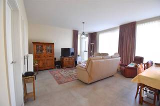 <p><span>Lichtrijk nieuwbouwappartement met 2 slaapkamers en terras</span></p><p><span> </span></p><p><span>Prachtig lichtrijk appartement op de eerste verdieping, in een gloednieuw appartementsgebouw Residentie Parkhoeve. Met zicht op en gelegen aan domein de Ghellinck (Parkbossen). Dit topappartement is vlot bereikbaar met de wagen via de E40, E17, R4 en N60. Er is openbaar vervoer in de onmiddellijke omgeving. Op wandelafstand bevinden zich het centrum van Zwijnaarde en het Technologiepark.</span></p><p><span> </span></p><p><span>Het appartement bestaat uit een inkomhal met apart toilet, ruime leefruimte met aanpalend ruim terras. Verder is er een geïnstalleerde keuken voorzien van alle nodige inbouwtoestellen, een berging met aansluiting voor wasmachine en droogkast, twee slaapkamers en een badkamer met extra grote inloopdouche, lavabomeubel en tweede toilet.</span></p><p><span>Een grote troef is ook het ruim westelijk gerichte terras, welke uitkijkt op de prachtig aangelegde binnentuin.</span></p><p><span>In de kelderverdieping is er voor dit appartement een extra grote autostaanplaats gereserveerd.</span></p><p><span> </span></p><p><span>Iedereen kan genieten van de gemeenschappelijke tuin en ondergronds bevindt zich ook een gemeenschappelijke fietsenstalling.</span></p><p><span> </span></p><p><span>Beschikbaar: bespreekbaar, ten laatste 01/12/2026</span></p><p><span>Provisie: € 100</span></p><p><span>EPB: E29 - 43 kWh/m²jaar</span></p><p><span> </span></p><p><span>Pluspunten:</span></p><p><span>+ Recent appartement (2021)</span></p><p><span>+ Rustig groen terrein</span></p><p><span>+ Lichtrijk appartement</span></p><p><span>+ Ondergrondse staanplaats</span></p><p><span>+ Centrale ligging</span></p><p><span>+ Nabij openbaar vervoer</span></p>