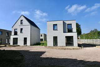 Nieuwbouwwoning in centrum Broechem met 3 slaapkamers !Indeling : Inkomhal , apart toilet , woonkamer met open keuken , berging .Verdiep : Nachthal ,...