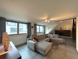 Ligging:Dit energiezuinig, instapklaar appartement is zeer centraal gelegen op wandelafstand van het marktplein van Geel. Alle faciliteiten (winkels,...