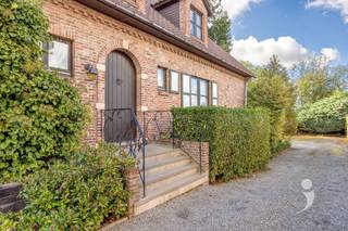 <p><span>In de Guido Gezellelaan in Herent bevindt zich deze ruime en goed onderhouden woning uit 1978. Met een bewoonbare oppervlakte van maar liefst 325 m², gelegen op een zuidgericht perceel van 9a 24ca met zicht op de achterliggende velden, biedt deze woning bijzonder veel ruimte en mogelijkheden.</span></p><p><span>Bij het binnenkomen wordt u verwelkomd in de zeer ruime inkomhal, die toegang geeft tot de grote en lichtrijke leefruimte. Dankzij de vele ramen geniet de woonkamer van een aangename natuurlijke lichtinval en is er voldoende plaats voor zowel een ruime zithoek als een grote eettafel.</span></p><p><span>Aansluitend bevindt zich de ruime keuken met een aparte eetruimte en zicht op de tuin. Een aangename plek om rustig te ontbijten of te genieten van het groene uitzicht. Verder beschikt het gelijkvloers over een ruime slaapkamer met zicht op de tuin, een aparte bureauruimte en een afzonderlijk toilet.</span></p><p><span>Een grote troef is dat de woning volledig onderkelderd is. De ruime kelder biedt bijzonder veel extra bergruimte en is bovendien toegankelijk met de wagen via een garagepoort aan de achterzijde van de woning.</span></p><p><span>Op de eerste verdieping bevinden zich vier ruime slaapkamers, een badkamer met ligbad en dubbele lavabo en een afzonderlijk toilet. Daarnaast is er nog een ruime zolder die ideaal kan worden gebruikt als bergzolder.</span></p><p><span>De woning werd doorheen de jaren steeds goed onderhouden en vormt dankzij haar royale oppervlakte, vijf slaapkamers en praktische indeling een uitstekende basis voor wie op zoek is naar een ruime gezinswoning met mogelijkheden. </span></p><p><span> </span></p><p><span>Interesse in deze woning? Contacteer ons via 016 15 31 15 of info@immolivit.be.</span></p>