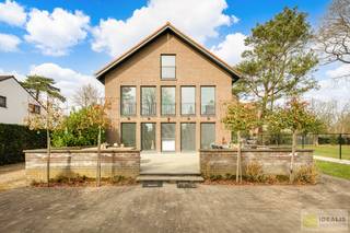 STATIGE, STRAKKE EN UITERST RUIME WONING/KANTOOR MET HOOGSTAANDE AFWERKING EN OOG VOOR DETAIL. VOORZIEN VAN 3 SLAAPKAMERS, RIANTE LEEFRUIMTES ÉN UNIEKE LANDSCAPE KANTOORRUIMTES OP RESIDENTIËLE DOCH GUNSTIGE LOCATIE!! Deze exclusieve woning omvat maar liefst +-400m² netto bewoonbare oppervlakte! Kenmerkend aan dit statige pand is de unieke voorgevel die bezet is met keramische kunst van Pieter Stockmans. Gelegen op een residentiële locatie in een rustige woonstraat doch op enkele minuten van het centrum van Genk!<br /><br />LIGGING:<br />De woning is gelegen in een rustige en aangename woonstraat. De centrale ligging biedt een vlotte bereikbaarheid van scholen, supermarkten en andere commerciële gelegenheden. Voor de commerciële functie van het pand zijn er ruim voldoende parkeervakken ter beschikking in de straat. Tevens is het Nationaal Park Hoge Kempen op slechts een steenworp.<br /><br />INDELING:<br />Gelijkvloers:<br />- Aangename ontvangstruimte – wasplaats – lichtrijke woonkamer met open keuken, voorzien van alle gemakken – slaapkamer 1 – slaapkamer 2 – slaapkamer 3 – badkamer -<br /><br />1ste Verdieping:<br />- Aangename, open en lichtrijke kantoorruimte van maar liefst 153m² met eigen keukengedeelte -<br /><br />2e verdieping:<br />- Prachtige mezzanine ingedeeld als bureel/kantoor van 90m² -  <br /><br />Kelder:<br />- De woning is voorzien van een uiterst ruime gietkelder van maar liefst 153m² -<br /><br />TUIN/GARAGE:<br />- Exclusieve woning gelegen in een discrete omgeving – de woning beschikt over een eigen garagegebouw – het perceel is volledig omheind en biedt een prachtig zuid gericht zonneterras –<br /><br />EXTRA TROEVEN:<br />- Topklasse woning in uitermate goede staat<br />- Energievriendelijke woning<br />- Technisch hoogstaande afwerking<br />- Voorzien van thuisbatterij<br />- 16 zonnepanelen aanwezig<br />- Lage verbruikskosten<br />- Handelshuis<br />- Voor de commerciële functie van het pand zijn er ruim voldoende parkeervakken ter beschikking in de straat<br />- Correcte prijsstelling<br /><br />EPC: 150kWh/m² met certificaatnummer: 20200115-0002236731-RES-1<br /><br />O-peil: niet overstromingsgevoelig gebied<br />P-score: A<br />G-score: A<br />Asbestattest in aanvraag<br /><br />Benieuwd naar dit exclusieve pand? Ons IDEALIS Team geeft U met plezier en steeds vrijblijvend de nodige informatie via e-mail , ter plaatse of op onze kantoren in Peer en Pelt.<br />Wenst U advies omtrent uw eigen woning? Graag plannen wij vrijblijvend met U een afspraak in om onze expertise met U te delen, steeds tot Uw dienst!!<br />Neem contact op met IDEALIS VASTGOED op 011/515 565 of mail naar info@idealisvastgoed.be!