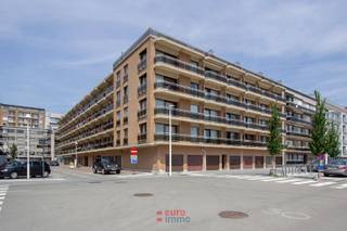 Deze studio met een zuid-west gericht terras ligt vlakbij de winkel/wandelstraat én op een boogscheut van de zeedijk.<br />Indeling: inkom met 2 uitklapbare bedden; badkamer met toilet, wastafel en douche; woonkamer met open kitchinette; zonneterras.<br />Het pand wordt compleet gemeubeld aangeboden en heeft een EPC-waarde van 165. Op de benedenverdieping is er de kelder waarin u verder uw strandmateriaal kan opbergen.<br />Plan uw bezoek nog vandaag in!<br /> 