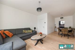 <p><span>Duplex appartement op de Boomsesteenweg 356 te Antwerpen</span></p><p><span>Dit lichtrijke duplex appartement op de Boomsesteenweg 356 te Antwerpen combineert comfort, een praktische indeling en een gunstige ligging. Gelegen nabij winkels, scholen, openbaar vervoer en belangrijke invalswegen geniet u hier van een uitstekende bereikbaarheid naar het centrum van Antwerpen en omliggende gemeenten.</span></p><p><span>Troeven:</span></p><ul><li><span>Duplex appartement met 2 volwaardige slaapkamers</span></li><li><span>Volledig gerenoveerd interieur</span></li><li><span>Geïnstalleerde keuken</span></li><li><span>Veel natuurlijke lichtinval</span></li><li><span>Ideaal voor eigen bewoning of investering</span></li></ul><p><span>Indeling:</span></p><p><span>Via de inkomhal betreedt u de aangename leef- en eetruimte, waar de grote raampartijen zorgen voor een overvloed aan natuurlijk licht. Aansluitend bevindt zich de volledig geïnstalleerde keuken. Op deze verdieping vindt u eveneens de badkamer met douche. Verder beschikt het appartement over twee volwaardige slaapkamers, die voldoende ruimte bieden voor een gezin, een thuiskantoor of hobbyruimte.</span></p><p><span>Het appartement werd recent volledig gerenoveerd aan de binnenzijde, waardoor u meteen kunt genieten van een moderne en verzorgde woonomgeving. Het huidige EPC-label bedraagt F. Om een EPC-label C te behalen, dient voornamelijk het dak nog geïsoleerd te worden.</span></p><p><span>Voor meer informatie kan u terecht bij Area Partners: <span>info@area.be</span></span><span> of 03/284.60.60.</span></p>