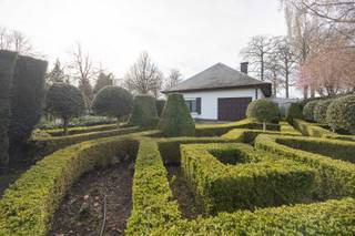 Vrijstaande villa gelegen aan de boomrijke Kasteeldreef te Schoten op een perceel van 1085 m².<br />Naast de rustige ligging geniet U van een uitstekende bereikbaarheid van het winkelcentrum, openbaar vervoer en scholen.<br /><br />De woning werd gebouwd in 1980 en bestaat op gelijkvloerse verdieping uit inkomhal met gastentoilet, een lichtrijke leefruimte met aanpalend ingerichte keuken met eethoek.<br /><br />Verder op gelijkvloerse verdieping bevinden zich twee slaapkamers, badkamer met dubbele wastafel in meubel, ligbad en toilet.<br />Garage inpandig in het gebouw met aansluiting voor wasmachine en droogkast. <br />Achteraan in tuin ruim tuinhuis met water en elektriciteit.<br /><br />Zolderverdieping, momenteel ingericht als bureel, mogelijkheid tot het maken van drie slaapkamers met badkamer.<br /><br />Kelderverdieping bestaande uit:<br />lokaal technieken <br />meterlokaal<br />twee bergruimtes<br /><br />Kijkdagen op zaterdagen 18 en 25 april van 11h tot 14 h<br />