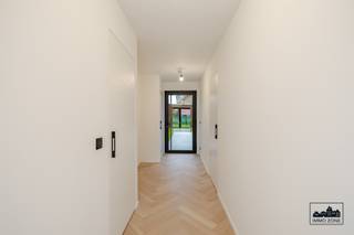 Stap binnen in deze stijlvolle nieuwbouwwoning waar moderne elegantie en kwaliteit samenkomen. Gelegen op een ruim perceel van ongeveer 525 m²...