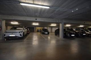 Bij interesse mail naar tinne.van.mechelen@hillewaere.beOndergrondse parkeerplaatsen (nr. 94 en 95) gelegen in de parkeergarage van de Antoine...