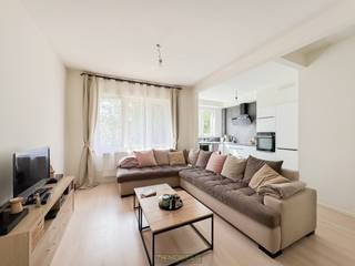 Instapklaar appartement met TERRAS en RECENTE RENOVATIE op TOPLOCATIE in ANDERLECHT. Dit SMAAKVOL GERENOVEERDE appartement biedt een ideale mix van COMFORT, FUNCTIONALITEIT en LIGGING. Dankzij de DOORDACHTE INDELING is dit zowel een PERFECTE STARTERSWONING als een SLIMME INVESTERINGSEIGENDOM. De LICHTRIJKE LEEFruimte met MODERNE OPEN KEUKEN sluit naadloos aan op een KNUIS TERRAS, terwijl de RUIME SLAAPKAMER eenvoudig opnieuw kan worden opgedeeld in TWEE KAMERS. Een STIJLVOLLE BADKAMER, APART TOILET, PRAKTISCHE BERGING én TWEE PRIVATE KELDERBERGRUIMTES zorgen voor extra WOONCOMFORT. Gelegen op een UITERST CENTRALE LOCATIE, op WANDELAFSTAND van TREIN, METRO, TRAM en BUS, met VLOTTE VERBINDING naar het CENTRUM van BRUSSEL, WINKELS, SCHOLEN en GROTE INVALSWEGEN.<br /><br />Adres: Prins van Luiklaan 53, 1070 Anderlecht<br /><br />PEB: 168kWh/m²