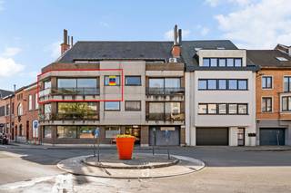 <strong>KIJKDAG ZATERDAG 11 APRIL - OP AFSPRAAK: stephanie@immodelestre.be. Wonen of investeren in één van de meest gegeerde en gezellige buurten van Aalst, vlakbij het Stadspark? </strong>Dit lichtrijke appartement biedt u de ideale combinatie van rust en een centrale ligging. Gelegen op wandelafstand van horeca, openbaar vervoer, scholen en supermarkten, geniet u hier van alle comfort binnen handbereik.<br />Het appartement bevindt zich op <strong>de tweede verdieping van een rustige, kleinschalige residentie mét lift.</strong> De indeling is als volgt: inkomhal, lichtrijke leefruimte die erg ruim aanvoelt, met open zicht en veel natuurlijke lichtinval, voorzien van een balkon, vernieuwde badkamer, één slaapkamer en een ruim, zonnig terras aan de achterzijde waar het heerlijk vertoeven is.<br /><strong>Extra troef is de privatieve kelder. </strong>Parkeren kan makkelijk in de omliggende straten (al dan niet met bewonerskaart). Ideaal als eigen woonst of als investering! <strong>Elektrische keuring conform tot 2044. EPC LABEL: B. </strong>Voor meer info of een bezoek: stephanie@immodelestre.be of 0474 33 27 85.