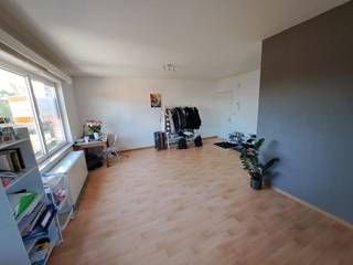 <p>Een appartement op de eerste verdieping bestaande uit een woonkamer, keuken, 2 slaapkamers, badkamer, bergplaats, terras, garage.</p>