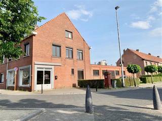 <p>Dit ruime pand van ca. 385 m², gelegen aan een parkje in Turnhout, biedt een uitzonderlijke kans voor wie op zoek is naar een eigendom met veel volume en diverse invulmogelijkheden. Dankzij de royale oppervlaktes en flexibele indeling is dit pand geschikt voor zowel residentieel gebruik als een combinatie van wonen en werken.</p><p>Indeling & mogelijkheden<br />Gelijkvloers (±253 m²): grote open ruimte die kan ingericht worden als woonst, praktijk, kantoor, atelier, winkel of hobbyruimte.<br />Verdieping: duplex van ±132 m².<br />Badkamers: 2<br />Slaapkamers: mogelijkheid tot maximaal 6 slaapkamers<br />Kelder: grote kelder, opgedeeld in twee compartimenten</p><p>Recente cv op gas<br />Buiten beschik je over een zuidwestgerichte tuin, een dubbele oprit en 1 à 2 garages, wat extra comfort en parkeergelegenheid biedt.</p><p>Ligging<br />Het pand bevindt zich op een strategische locatie nabij winkels, scholen, openbaar vervoer en de jachthaven. Een ideale combinatie van bereikbaarheid en rust.</p><p>Extra informatie<br />Premies stad Turnhout:<br />Mogelijkheid tot twee stedelijke premies van elk maximaal €10.000 bij herbestemming van handelswoning naar gezinswoning.<br />Bouwplannen beschikbaar voor omvorming naar appartementen (op aanvraag via kantoor).</p><br /><p>Belangrijk<br />De woning werd door de bevoegde instantie onbewoonbaar verklaard wegens vastgestelde gebreken.<br />EPC: F (6 jaar tijd om dit gebouw beter te isoleren)</p><p><span><span>*Dit pand is onderworpen aan de renovatie-verplichting van de Vlaamse overheid voor residentiële gebouwen (behoudens bij sloop binnen 5 jaar na de aankoop). Consulteer voor meer informatie de website van het Vlaams Energie- en Klimaatagentschap via </span></span>https://www.vlaanderen.be/een-huis-of-appartement-kopen/renovatieverplichting-voor-residentiele-gebouwen</p><p><br />Stedenbouwkundige info: Vg – Wg – Gmo – Gvkr – Gvv<br />Watertoets: P-score D | G-score D</p><p>Dit pand is bijzonder interessant voor investeerders, zelfstandigen, projectontwikkelaars of kopers met renovatieplannen die op zoek zijn naar een eigendom met sterke ligging en veel potentieel.</p>