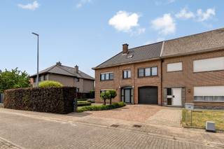 Gelegen langs de Dooren bevindt zich deze halfopen bebouwing met 4 slaapkamers op een perceel van 11a49ca.De woning biedt veel ruimte en...