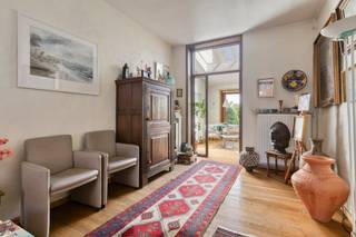 Dit karaktervolle huis in Brugge biedt de perfecte basis om uw droomwoning te realiseren. Gelegen in de populaire en rustige wijk Kristus-Koning in Brugge, combineert dit vastgoed de nabijheid van het historische centrum met een uitstekende bereikbaarheid via belangrijke invalswegen en het openbaar vervoer. <br /><br />Een groot voordeel is dat er voor dit pand geen renovatieplicht geldt, waardoor u volledig op uw eigen tempo kunt moderniseren naar de hedendaagse normen. Dankzij de aanwezige buitenruimte geniet u hier optimaal van rustige momenten in de openlucht. <br /><br />Indeling (143m²): <br /><br />Gelijkvloers <br />- inkomhal met mogelijkheid voor vestiaire <br />- lichtrijke woonkamer <br />- eetkamer met aansluitend een geïnstalleerde keuken<br />- tuin (40m²) <br /><br />1°V. <br />- nachthal <br />- bureau <br />- ruime slaapkamer <br />- badkamer<br /><br />2°V. <br />- nachthal <br />- zolderruimte ideaal voor 1 of 2 extra slaapkamers (36 m²) <br /><br />Bent u geïnteresseerd? Aarzel dan niet en plan vandaag nog uw bezoek. <br /><br />Bestuursmaatregelen in het maatregelenregister: in aanvraag