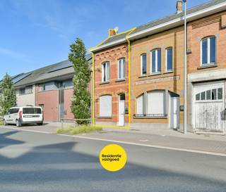 Welkom in de Spanjestraat te Roeselare, waar u deze ruime te renoveren stadswoning met gezellige koer terugvindt. Dankzij de centrale ligging bevindt u zich in de onmiddellijke nabijheid van winkels, scholen, openbaar vervoer en de autosnelweg – een ideale uitvalsbasis voor wie comfortabel en praktisch wil wonen.<br /><br />De woning verwelkomt u in een ruime voorplaats, die flexibel kan worden ingericht als vestiaire met gastentoilet, bureau of multifunctionele ruimte naar eigen behoefte. Aansluitend bevindt zich de gezellige leefruimte, die naadloos overgaat in de keuken. Verder is er op het gelijkvloers een badkamer voorzien.<br /><br />Op de eerste verdieping vinden we twee volwaardige slaapkamers terug. Via een vaste trap bereikt u de zolderverdieping, die perfect kan worden ingericht als derde slaapkamer, hobbyruimte of extra bergruimte.<br /><br />Buiten geniet u van een aangename, onderhoudsvriendelijke koer, ideaal om even te ontspannen.<br /><br />De vermelde prijs is een richtprijs. Elk bod, hoger of lager, wordt voorgelegd aan de eigenaar, die zich het recht voorbehoudt dit te aanvaarden of te weigeren.<br /><br />Neem voorsprong met een vrijblijvende schatting via:<br />www.residentievastgoed.be/gratisonlineschatten