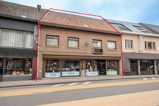 In de winkelstraat van Avelgem bevindt zich dit ruim handelspand met achterliggende woning.Het handelspand bestaat uit een grote winkelruimte met...