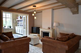 In een rustige en kindvriendelijke straat te Rollegem bevindt zich deze charmante alleenstaande woning op een perceel van 594 m². Hier geniet je van volledige privacy en een groene omgeving, terwijl winkels, scholen en belangrijke invalswegen toch vlot bereikbaar zijn.<br /><br />Indeling als volgt:<br />De woning verwelkomt je met een ruime inkomhal en biedt een lichtrijke leefruimte met aanpalende eetplaats. Aansluitend bevindt zich een gezellige voorkamer die perfect kan dienen als leeshoek, bureau of hobbyruimte. De volledig uitgeruste keuken met ontbijthoek sluit mooi aan en kijkt uit op de tuin.<br />Verder is er een badkamer met dubbele lavabo en ligbad met douchemogelijkheid, een apart toilet en een handige wasplaats.<br /><br />Op de bovenverdieping zijn er 3 volwaardige slaapkamers (waarvan één momenteel dienst doet als dressing) en een extra bureauruimte.<br />Ook hier werd een apart toilet voorzien.<br /><br />De zolder biedt bijkomende opbergmogelijkheden.<br /><br />Buiten geniet je van een prachtige, groene tuin waar rust en privacy gegarandeerd zijn. De ideale plek om te ontspannen of gezellig te tafelen.<br /><br />De woning beschikt over een garage, een buitenberging en een oprit geschikt voor meerdere wagens. Ook in de straat is er voldoende gratis parkeergelegenheid.<br /><br />Wat deze eigendom zo bijzonder maakt, zijn de authentieke elementen. Alles werd door de jaren heen met uiterst veel zorg bewaard.<br /><br />EXTRA TROEVEN: mooie en lichtrijke volumes, ...<br /><br />Onze ref. DEV4879