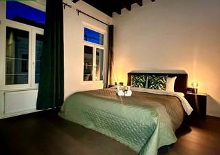 Ontdek dit unieke opbrengsteigendom in het hart van Antwerpen, gelegen in de prestigieuze Nationalestraat. Deze levendige winkelstraat vormt de spil van de Antwerpse modewijk en biedt een uitstekende verbinding tussen het hippe Zuid en het historische centrum.<br />Het gebouw bestaat uit een commercieel gelijkvloers en 2 bovenliggende appartementen en 1 duplex appartement met een terras van +/-15m². De commerciële ruimte is verhuurd aan De Cliënt en de appartementen worden als Airbnb verhuurd. <br />Winkel: EPC D, appartement 1ste verd: EPC B, appartement 2e verd: EPC B, duplex: EPC B<br />Contacteer ons kantoor voor meer informatie.