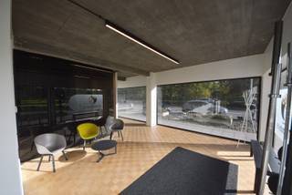 Stijlvol compleet gerenoveerd kantoor of handelspand, gelegen op één van de belangrijkste invalswegen van Aalst. Vanwege haar (zicht)locatie geniet u een vlotte bereikbaarheid richting centrum en de E40. Het pand onderging recent een metamorfose met high-end materialen en is compleet instapklaar (volledig uitgerust met parket, rolluiken aan de achterzijde, ledverlichting, sanitair, douche, airco, kitchenette- Actueel fietsatelier). 
Het gelijkvloers is voorzien van grote raampartijen en heeft een opp. van ca. 170 m². Op die manier wordt er een naadloze overgang tussen binnen en buiten gecreëerd. De maandelijkse huurprijs bedraagt 1.363 euro + 120 euro kosten.  Extra troef is de parkeergelegenheid voor de deur en het Stadspark recht tegenover de deur. Onroerende voorheffing ten laste van de huurder. 
PERSONAL TRAINING EN KINE PRAKTIJK NIET MOGELIJK. 
EPC LABEL C. 
Beschikbaar: 01 mei 2026 of ev. vroeger in onderling overleg. 
Benieuwd naar dit bedrijfsvastgoed te huur regio Aalst op de Parklaan? Contacteer stephanie@immodelestre.be of 0474 33 27 85
