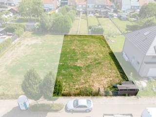 <p><strong>Ben je op zoek naar de perfecte locatie om jouw droomwoning te realiseren? Zo gevonden!</strong></p>
<p>Deze bouwgrond van 5 are 18 is een uitzonderlijke kans voor wie op zoek is naar een ruime en comfortabele woonplek. Het perceel is bestemd voor open bebouwing en is gelegen in een rustige woonwijk, in een doodlopende straat, wat zorgt voor extra privacy en een aangename woonomgeving.</p>
<p>Met een perceelbreedte van ongeveer 16 meter en een diepte van bijna 33 meter is er ruimte genoeg om een ruime vrijstaande woning te creëren die volledig afgestemd is op jouw wensen. Dankzij de voorziene bouwzone van circa 10 meter breed en 15 meter diep kan zonder problemen een royale gezinswoning worden gerealiseerd. De ruime bouwvoorschriften bieden bovendien de mogelijkheid om zowel een klassieke als een moderne woning te bouwen, waaronder ook een hedendaagse woning met plat dak.</p>
<p>Met een potentiële bewoonbare oppervlakte tot ongeveer 380 m² is het perfect mogelijk om een woning met 4 tot 5 slaapkamers te realiseren. Ideaal voor grotere gezinnen of voor wie extra ruimte wenst voor een bureau, hobbyruimte of logeerkamer.</p>
<p><strong>Bouwvoorschriften:</strong></p>
<ul><li>enkel open bebouwing (vrijstaande eengezinswoning) toegelaten;</li><li>bouwvrije zijstroken van minimaal 3 meter aan beide zijden;</li><li>bouwzone van circa 10 meter breed en 15 meter diep;</li><li>bouwdiepte:
<ul><li>gelijkvloers: maximaal 15 meter;</li><li>verdieping: maximaal 12 meter;</li></ul>
</li><li>kroonlijsthoogte tussen 5 en 6 meter;</li><li>dakhelling tussen 0° en 45°;</li><li>garage of carport mogelijk;</li><li>zonnepanelen toegelaten;</li><li>balkons, loggia's en losstaande bijgebouwen mogelijk volgens de geldende voorschriften.</li></ul>
<p>Interesse? Neem vandaag nog contact met ons op voor meer informatie!</p>