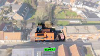 Instapklare woning te koop in Zarren (Kortemark) – centrale ligging, 3 slaapkamers en gelijkvloers wonen mogelijk<br /><br />Bent u op zoek naar een instapklare woning in Zarren (Kortemark) met centrale ligging, 3 slaapkamers én de mogelijkheid tot gelijkvloers wonen? Dan is deze charmante en energiezuinige woning precies wat u zoekt.<br /><br />Gelegen in het hart van Zarren geniet u hier van een uitstekende bereikbaarheid en bevinden alle dagelijkse voorzieningen zich op wandelafstand, zoals supermarkt, bakker en slager. Ideaal voor wie comfortabel en praktisch wil wonen.<br /><br />Bij het binnenkomen wordt u meteen verwelkomd in een gezellige en lichtrijke leefruimte, perfect om te ontspannen. Aansluitend vindt u een ruime, volledig uitgeruste keuken met alle moderne toestellen – ideaal voor kookliefhebbers.<br /><br />Gelijkvloers wonen mogelijk<br /><br />Een absolute troef is de aanwezigheid van een volwaardige slaapkamer en badkamer op het gelijkvloers. Dit maakt de woning uitermate geschikt voor levenslang wonen, senioren of wie extra comfort zoekt. Verder beschikt het gelijkvloers over een berging, wasruimte en directe toegang tot de rustige tuin.<br /><br />Op de bovenverdieping bevinden zich nog 2 ruime slaapkamers en een extra polyvalente ruimte die perfect kan dienen als bureau, dressing, hobbykamer of speelkamer.<br /><br />Deze woning combineert comfort, ruimte en energiezuinigheid met een centrale ligging – perfect voor gezinnen, koppels of wie zorgeloos wil wonen.<br /><br />Interesse? Plan vandaag nog uw bezoek en ontdek deze topper in Zarren!<br /><br />