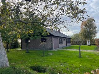 In een rustige straat in Sint-Kruis-Winkel, vlakbij Gent en met een vlotte verbinding naar de R4, bevindt zich deze verzorgde gelijkvloerse woning...