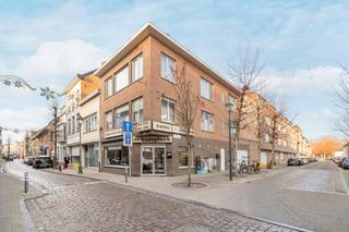 Dit handelspand ligt in het centrum van Lier en valt door zijn hoekligging meteen op in het straatbeeld. De grote raampartijen zorgen voor een open...